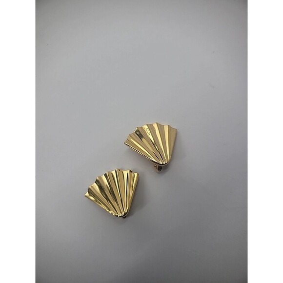 Vintage Monet Earrings Clip On Gold Tone Fan Shaped Jewelry Costume - Picture 9 of 12